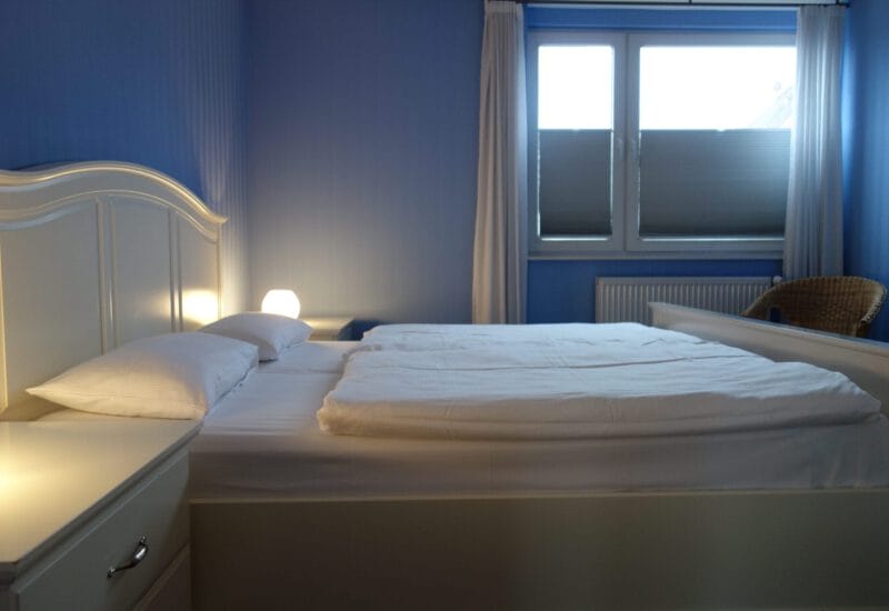 Schlafzimmer 1