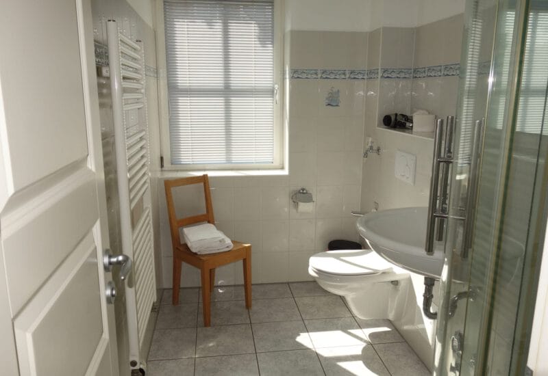 Bad mit großer Runddusche