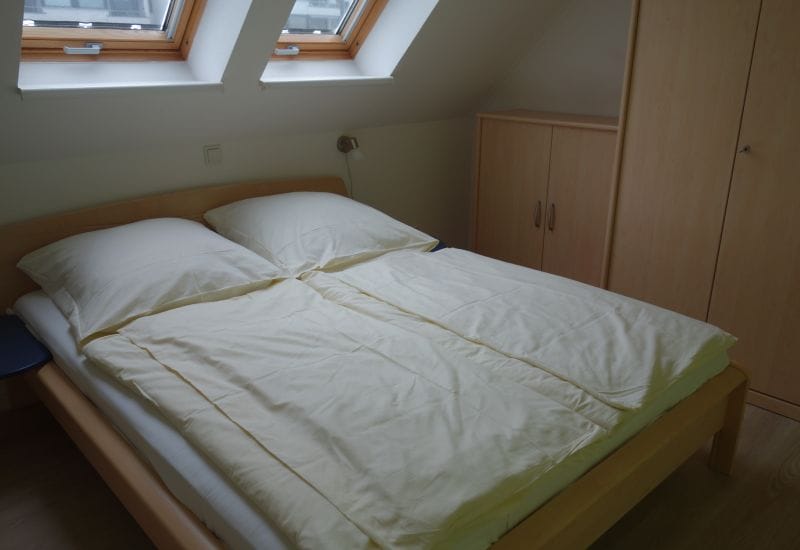 Schlafzimmer unten mit Bettbezug